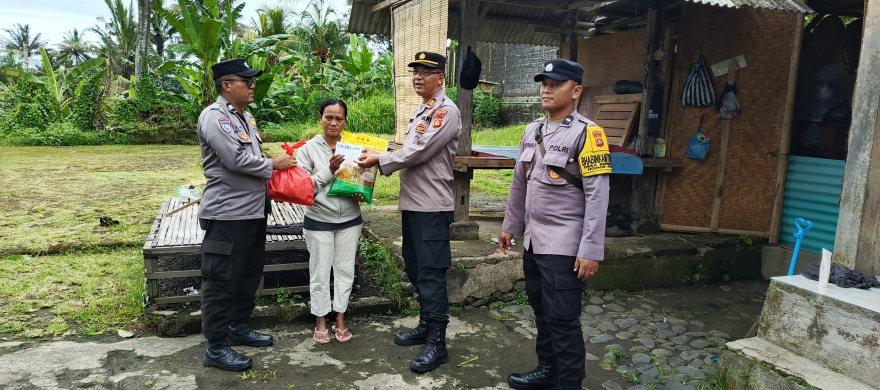 PENYERAHAN SEMBAKO DARI KAPOLSEK MARGA DI DESA BERINGKIT BELAYU